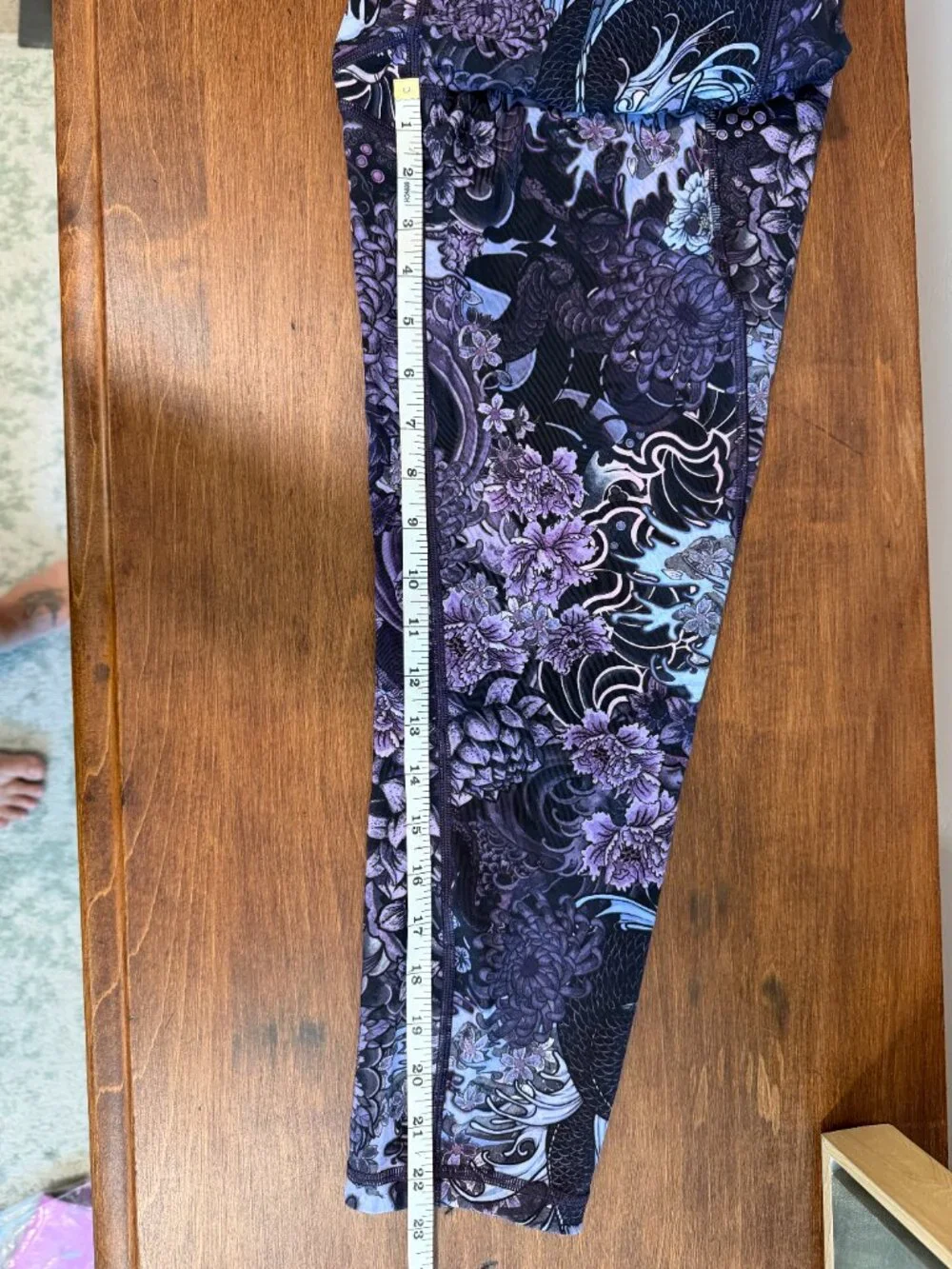 Lululemon Purple Floral Cropped Leggings Size 10, Pockets, “Run With Heart” Logo